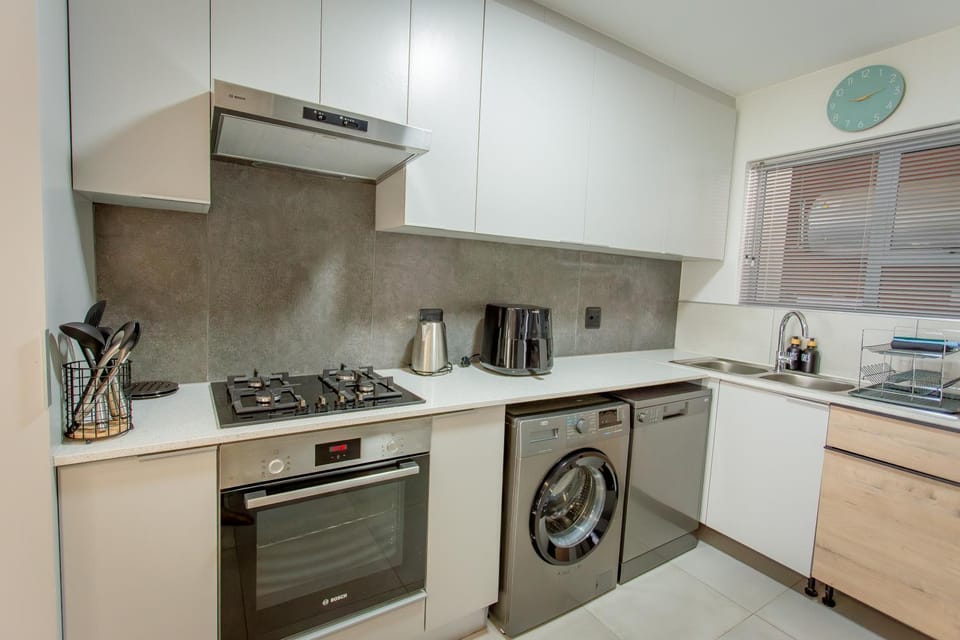 Coffee/tea facilities, Kitchen or kitchenette, dishwasher, oven, stove, washing machine