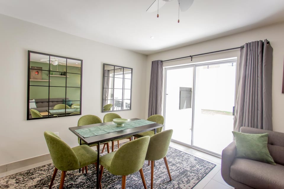 TV and multimedia, Living room, Seating area, Dining area