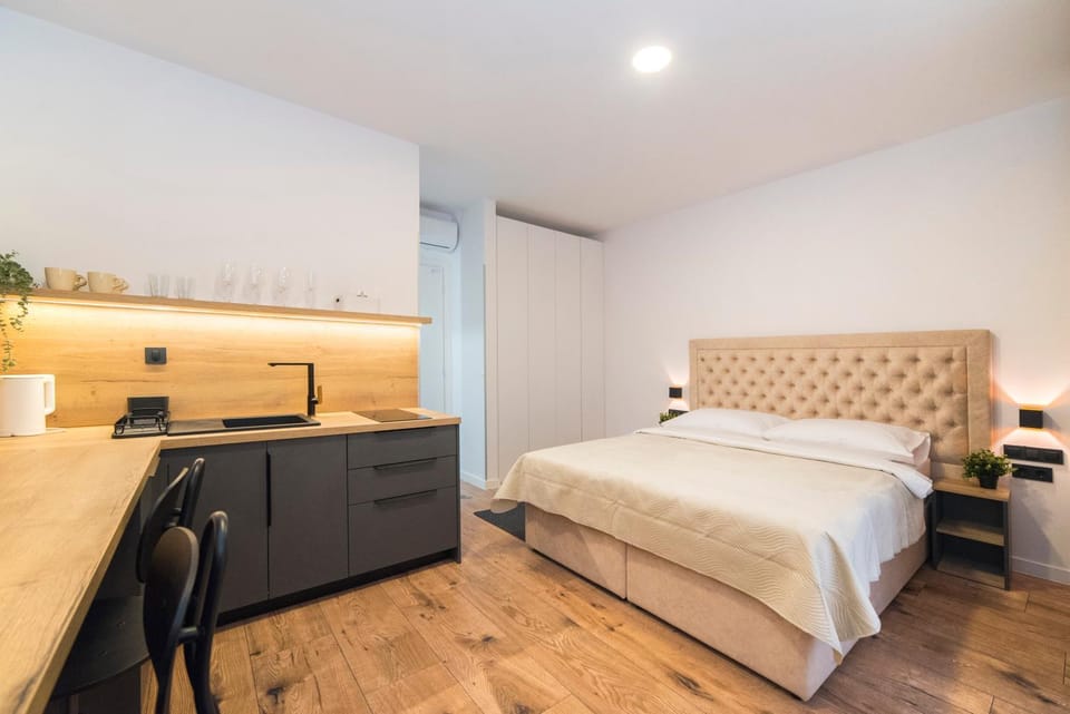 Bed, Kitchen or kitchenette
