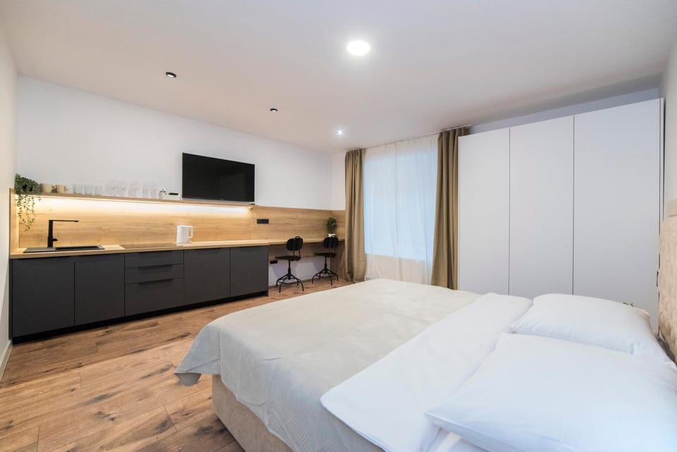Bed, TV and multimedia, wardrobe
