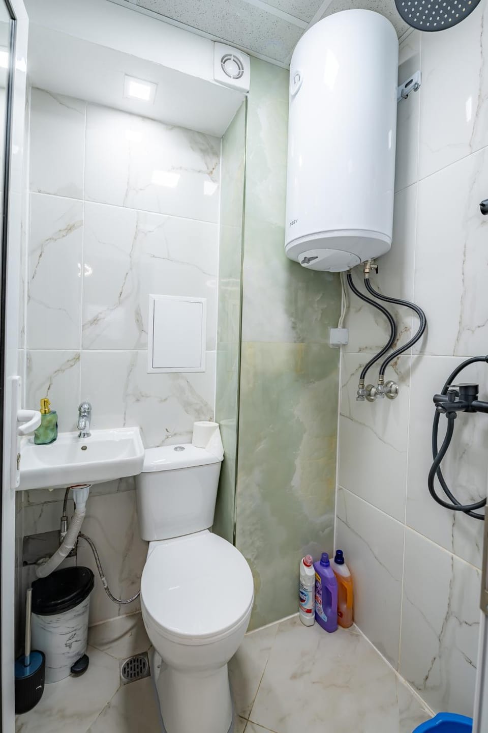 Shower, Toilet, Bathroom, bidet, towels