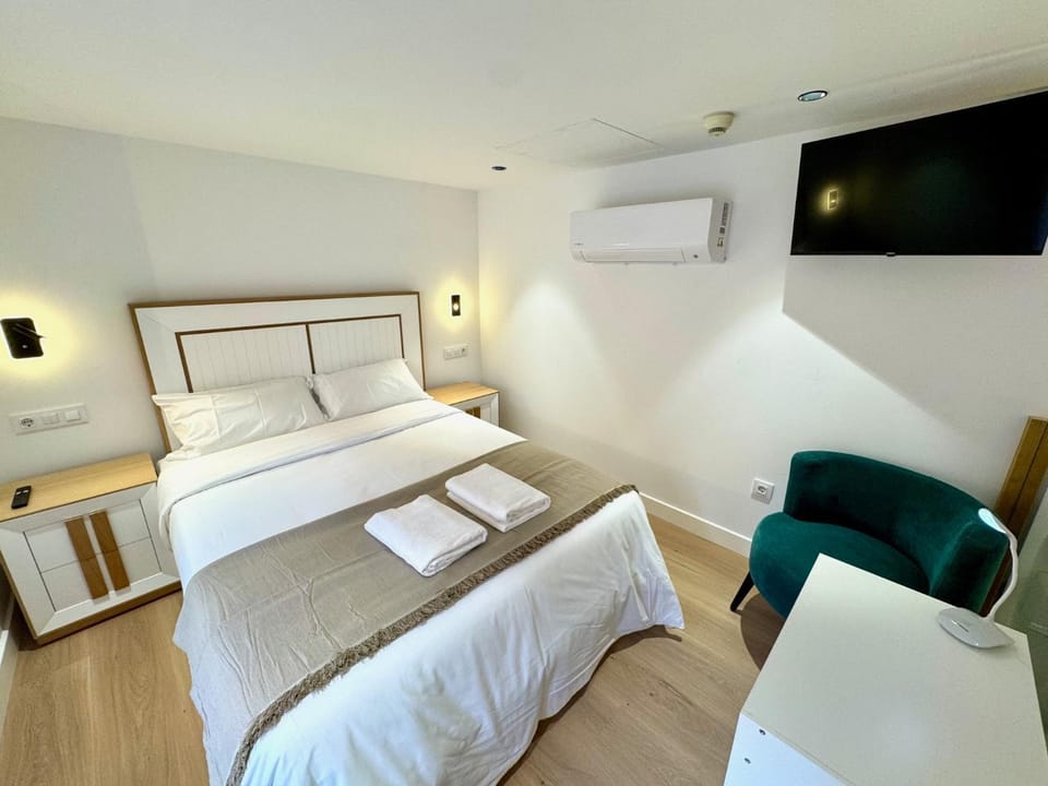 Bed, TV and multimedia, Photo of the whole room, Bedroom, towels, air conditioner