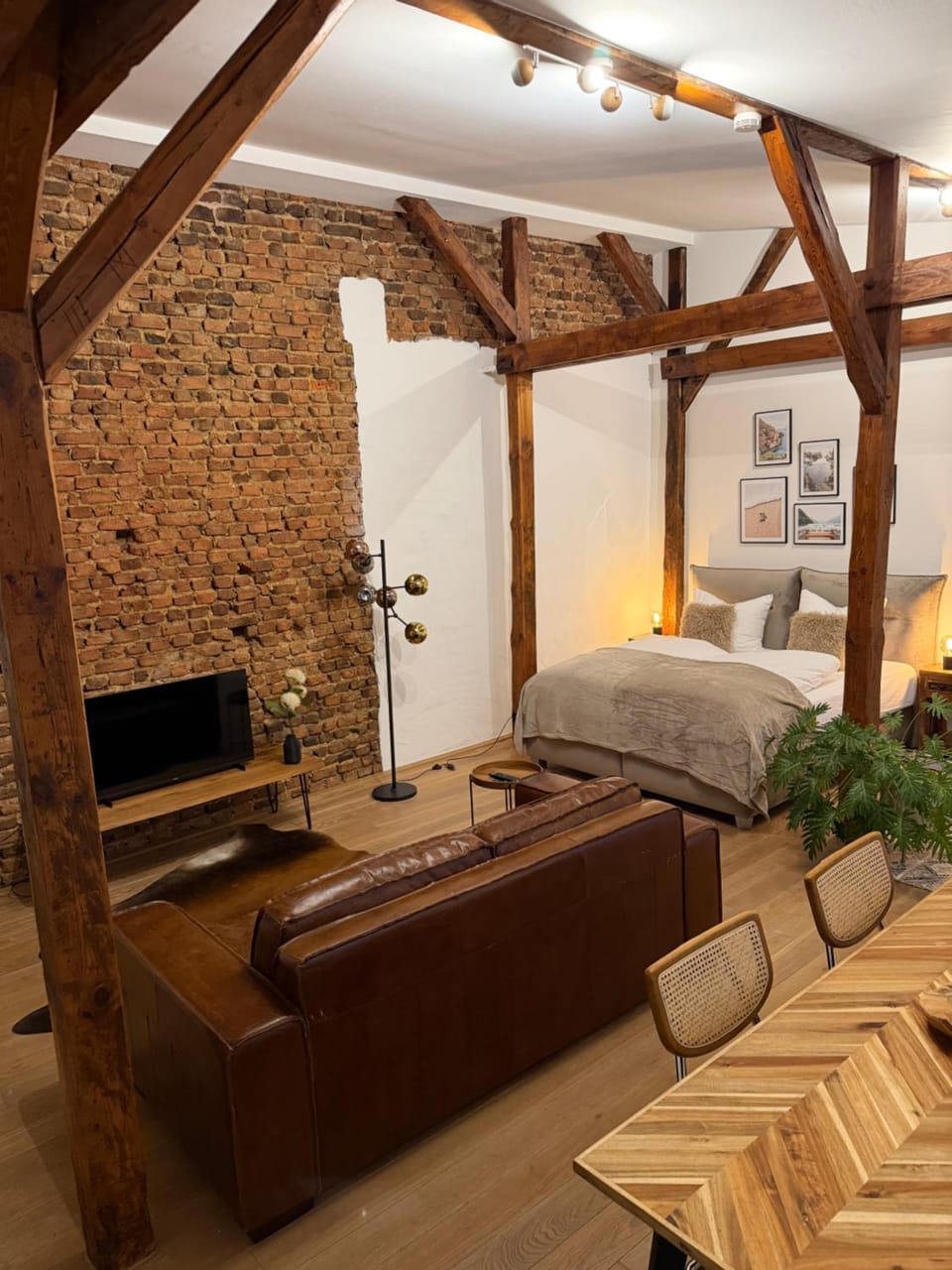 Bed, Seating area