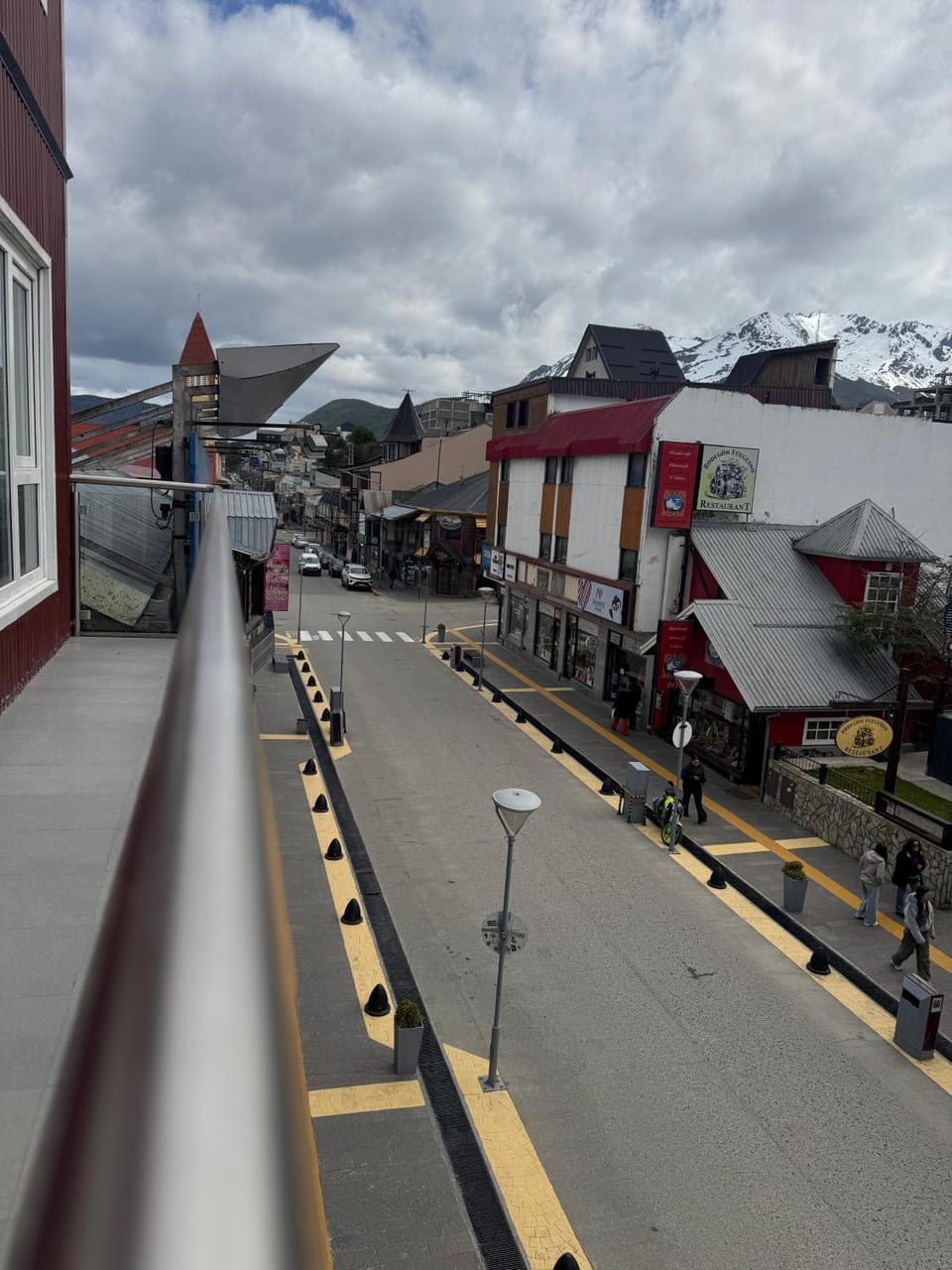 Property building, Day, Neighbourhood, Landmark view, Mountain view, Street view, Location, Parking