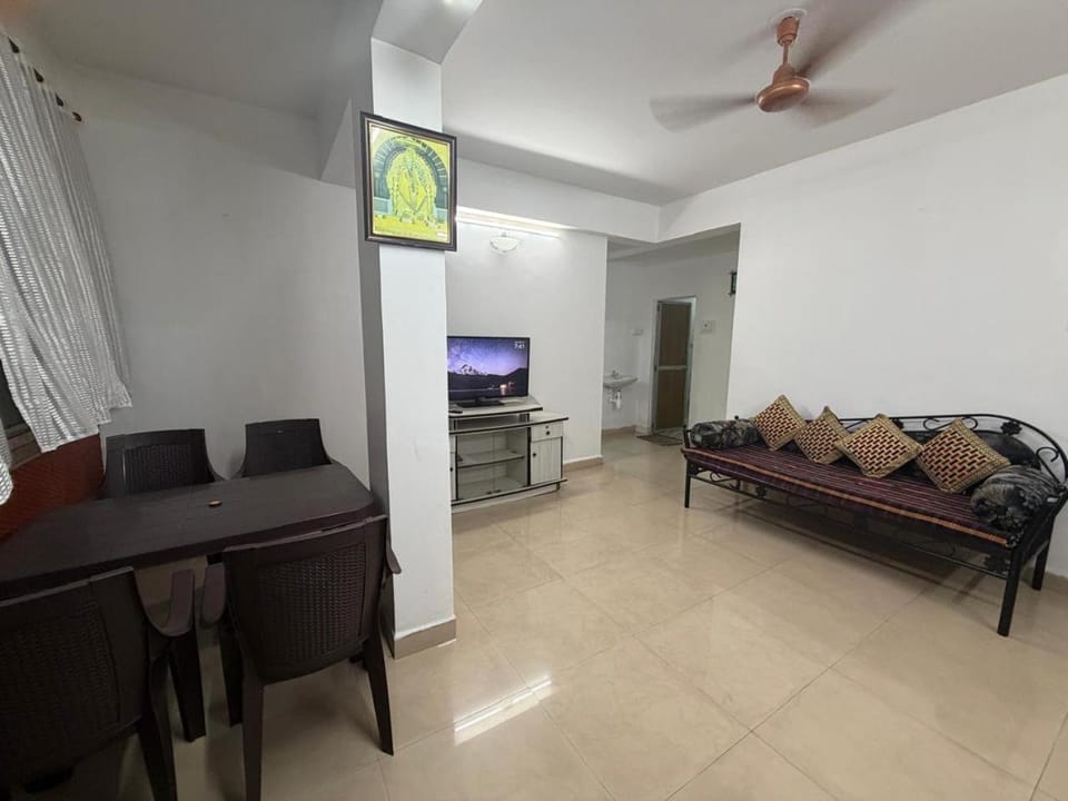 Communal lounge/ TV room, TV and multimedia, Living room, Seating area, Dining area