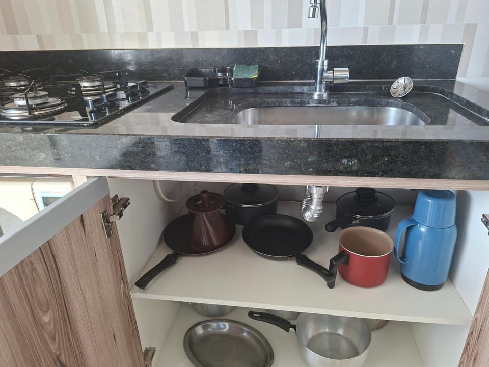 Coffee/tea facilities, Kitchen or kitchenette, stove