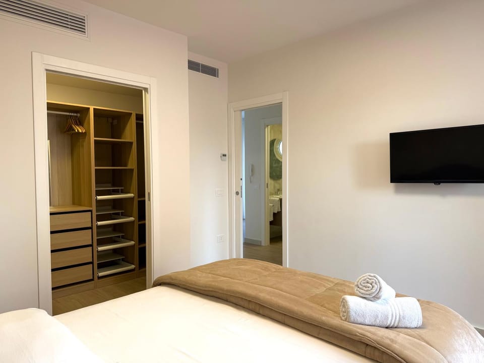 Bed, TV and multimedia, Photo of the whole room, Bedroom, towels, wardrobe