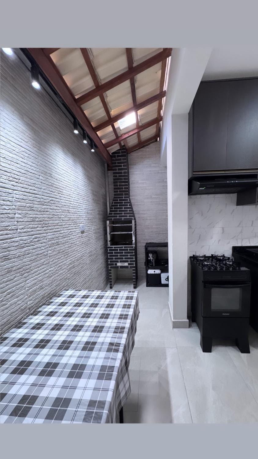 Sobrados Novos Litoral Norte Caraguatatuba, a 150 m a pe da Praia das Palmeiras, Ar condicionado, WiFi gratis, Churrasqueira privativa, Pet friendly, Estacionamento House in Caraguatatuba