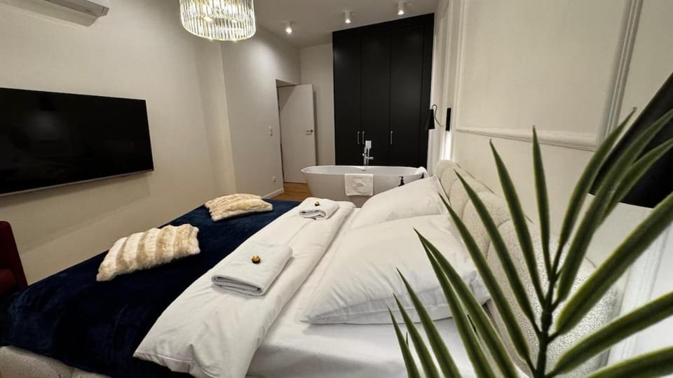 Bed, TV and multimedia, Photo of the whole room, Bedroom, Bath, towels