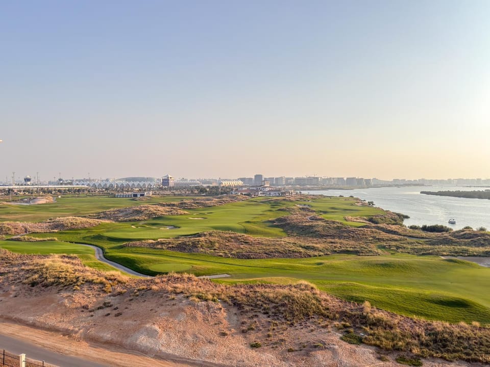 Yas Studio - Golf Course View - Amazing Pool - Heart of Yas Island - 5 min from Yas Mall, Ferrari World, Warner Bros, Sea Worlds, etc Apartment in Abu Dhabi