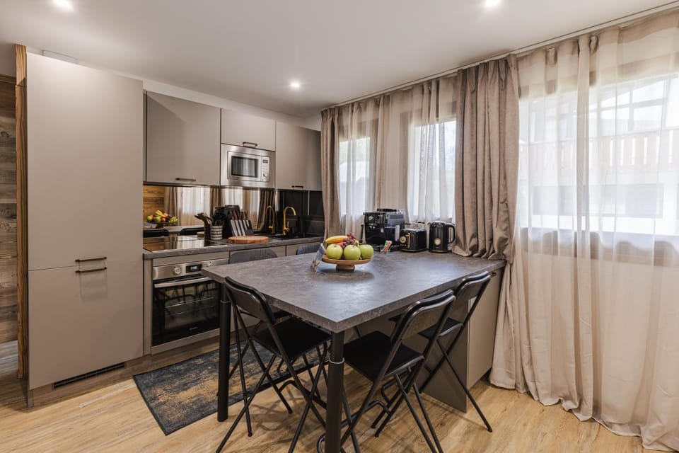 Kitchen or kitchenette, Living room, Food and drinks, Seating area, Dining area, Food, dishwasher, oven, toaster