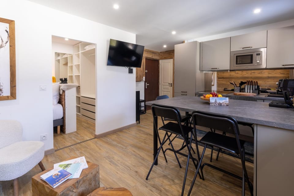 TV and multimedia, Kitchen or kitchenette, Living room, Seating area, Dining area, dishwasher, oven, stove