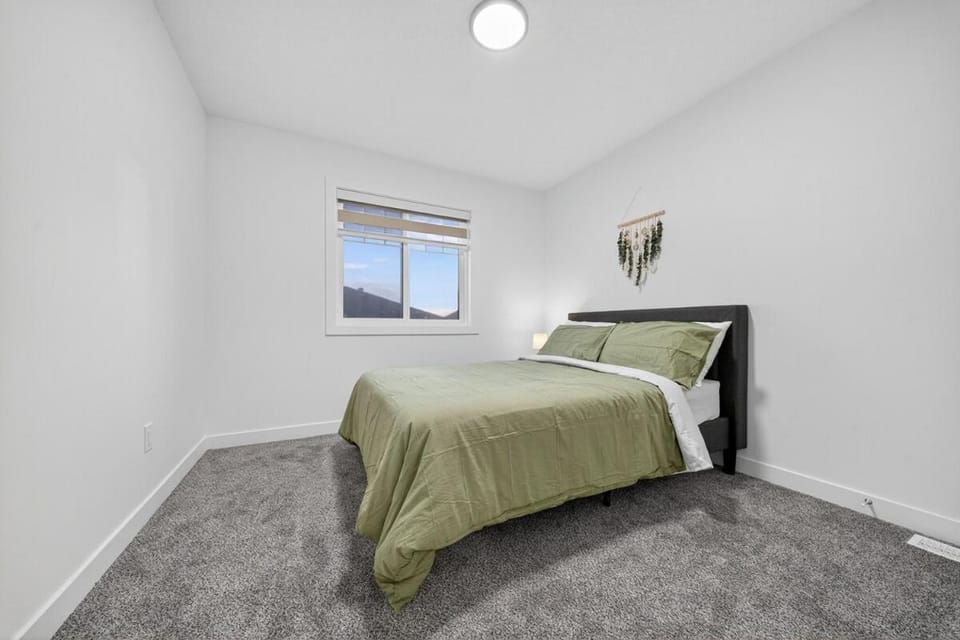 Spacious 4 Beds Sleeps 8 Near Airport Family Home House in Alberta