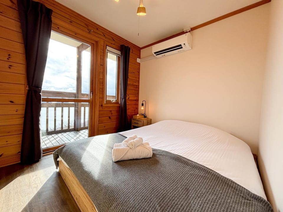 Bed, Bedroom, air conditioner