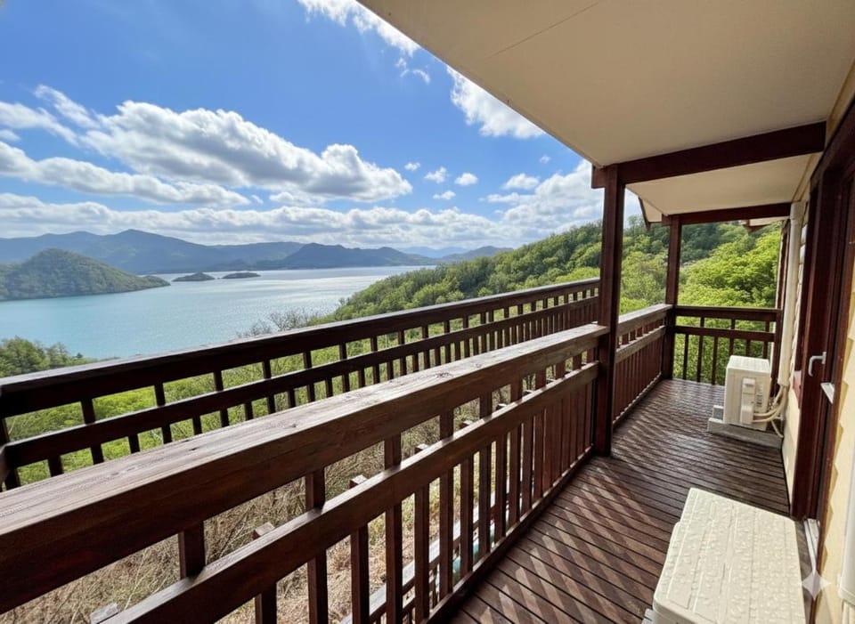 View (from property/room), Balcony/Terrace, Lake view, Mountain view