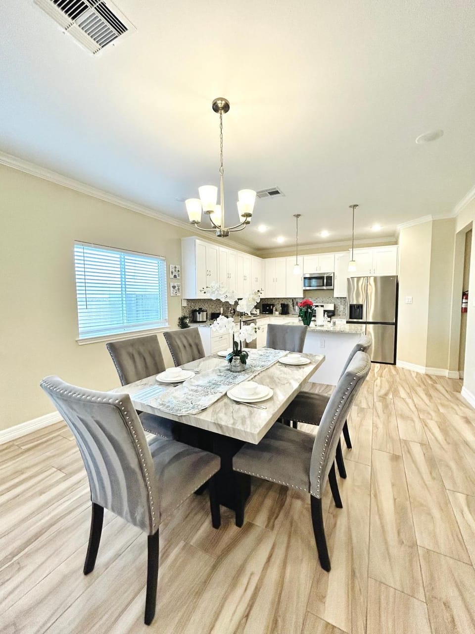 Kitchen or kitchenette, Dining area