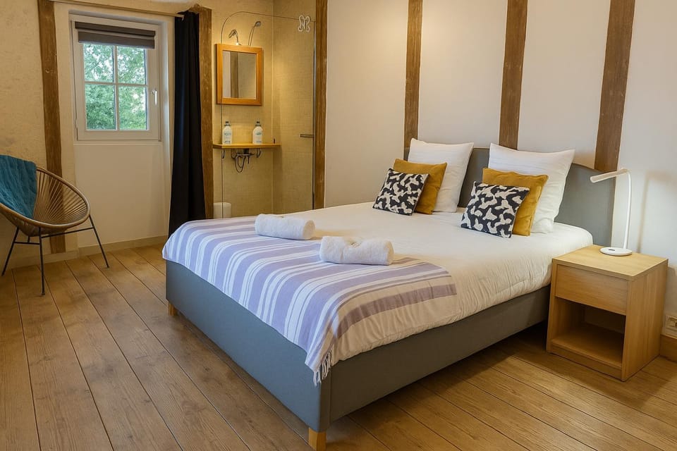 Photo of the whole room, Bedroom