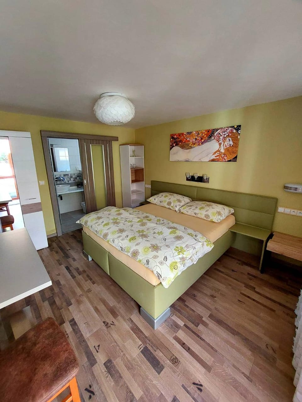 Bed, Photo of the whole room
