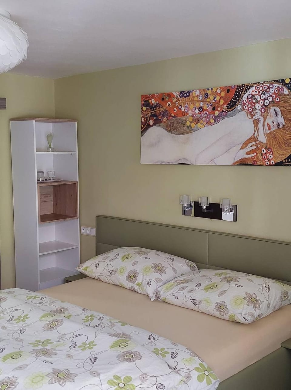 Bed, Photo of the whole room
