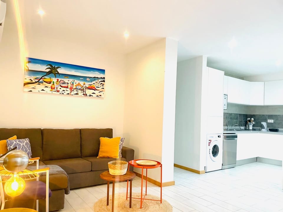 Kitchen or kitchenette, Living room, dishwasher, washing machine