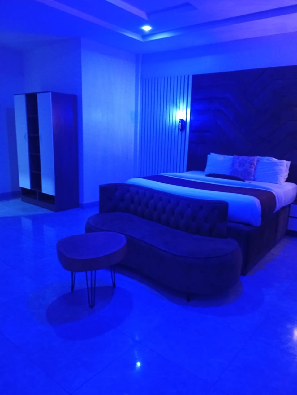 Bed, Living room, Photo of the whole room, Seating area, Bedroom