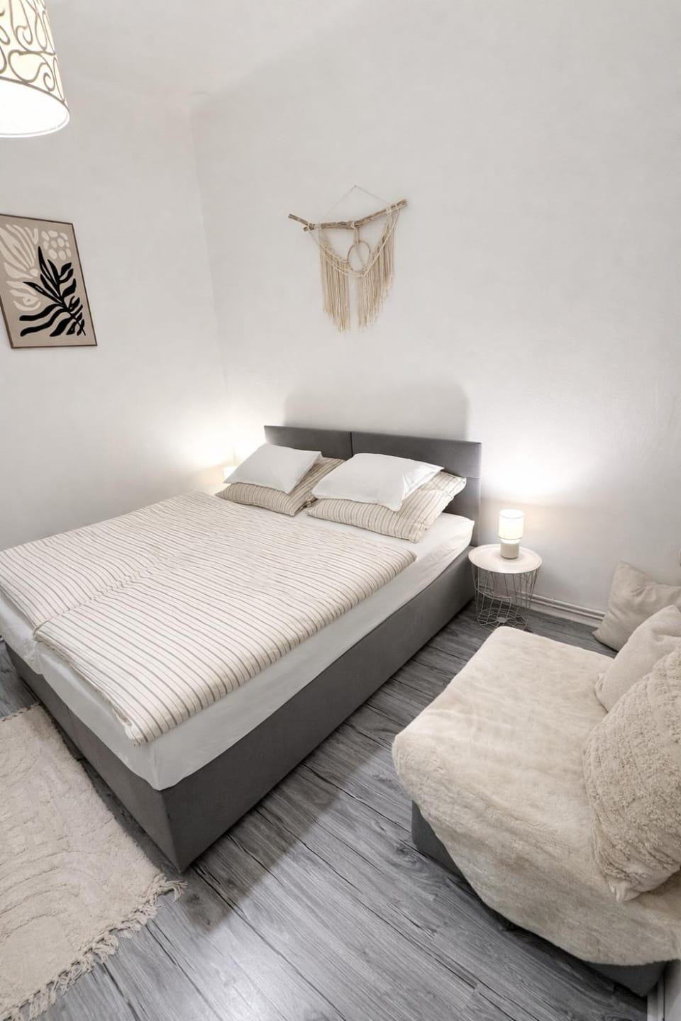 Bed, Photo of the whole room, Decorative detail, Seating area, Bedroom
