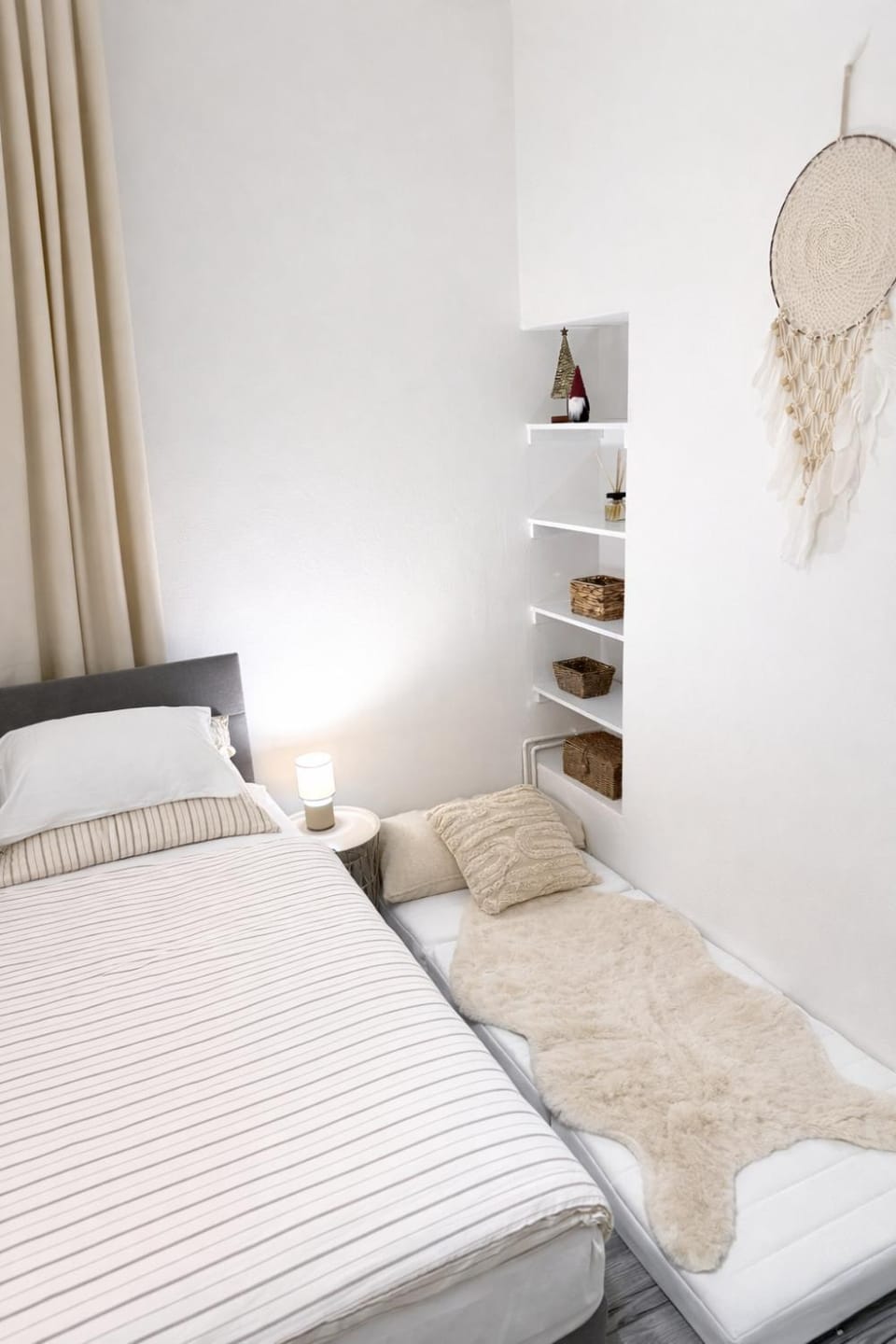 Bed, Photo of the whole room, Decorative detail, Bedroom