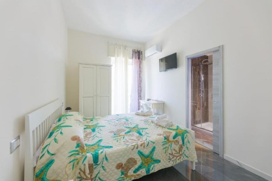 Bed, TV and multimedia, Photo of the whole room, Bedroom, wardrobe