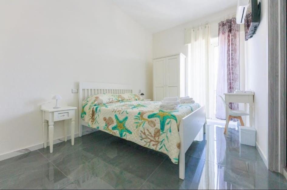 Bed, TV and multimedia, Photo of the whole room, towels, wardrobe