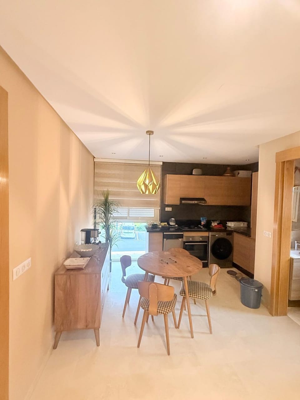 Kitchen or kitchenette, Dining area