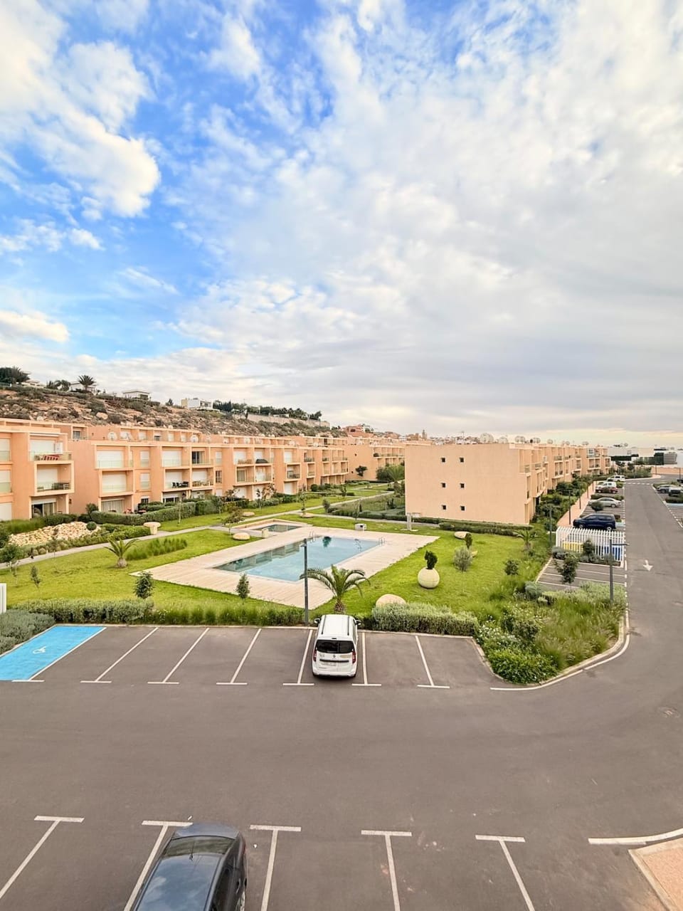 Neighbourhood, Swimming pool, Parking