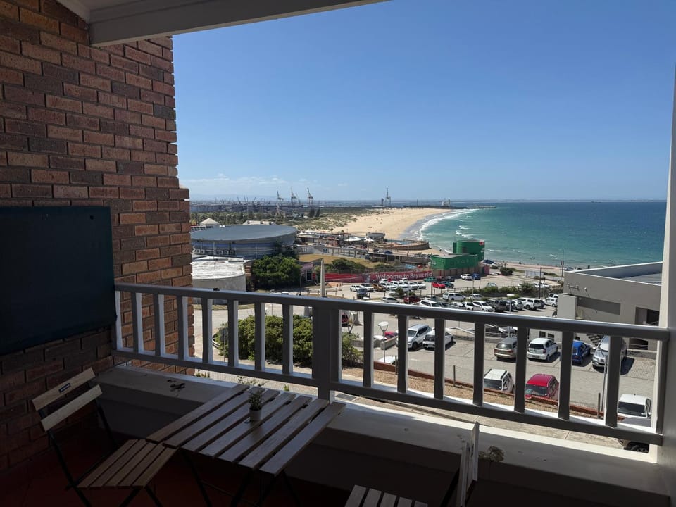 Beachfront Luxury Apartment Sea View & Free Parking Apartment in Port Elizabeth