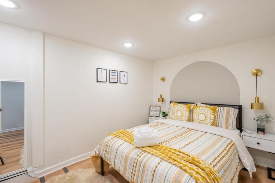 7BR 5BTH House Steps to Bars Dining NYC Access with GameRm Backyard with BBQ and Parking House in Jersey City
