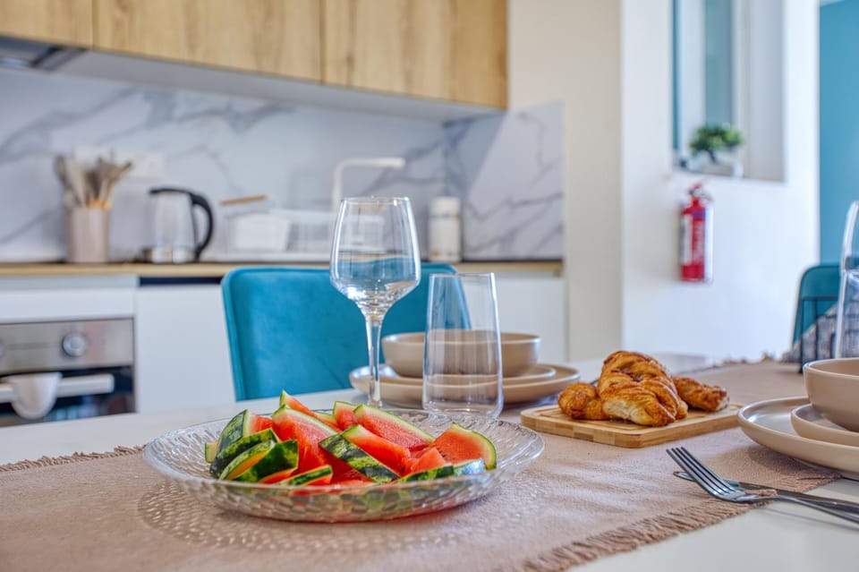 Kitchen or kitchenette, Food and drinks, Dining area
