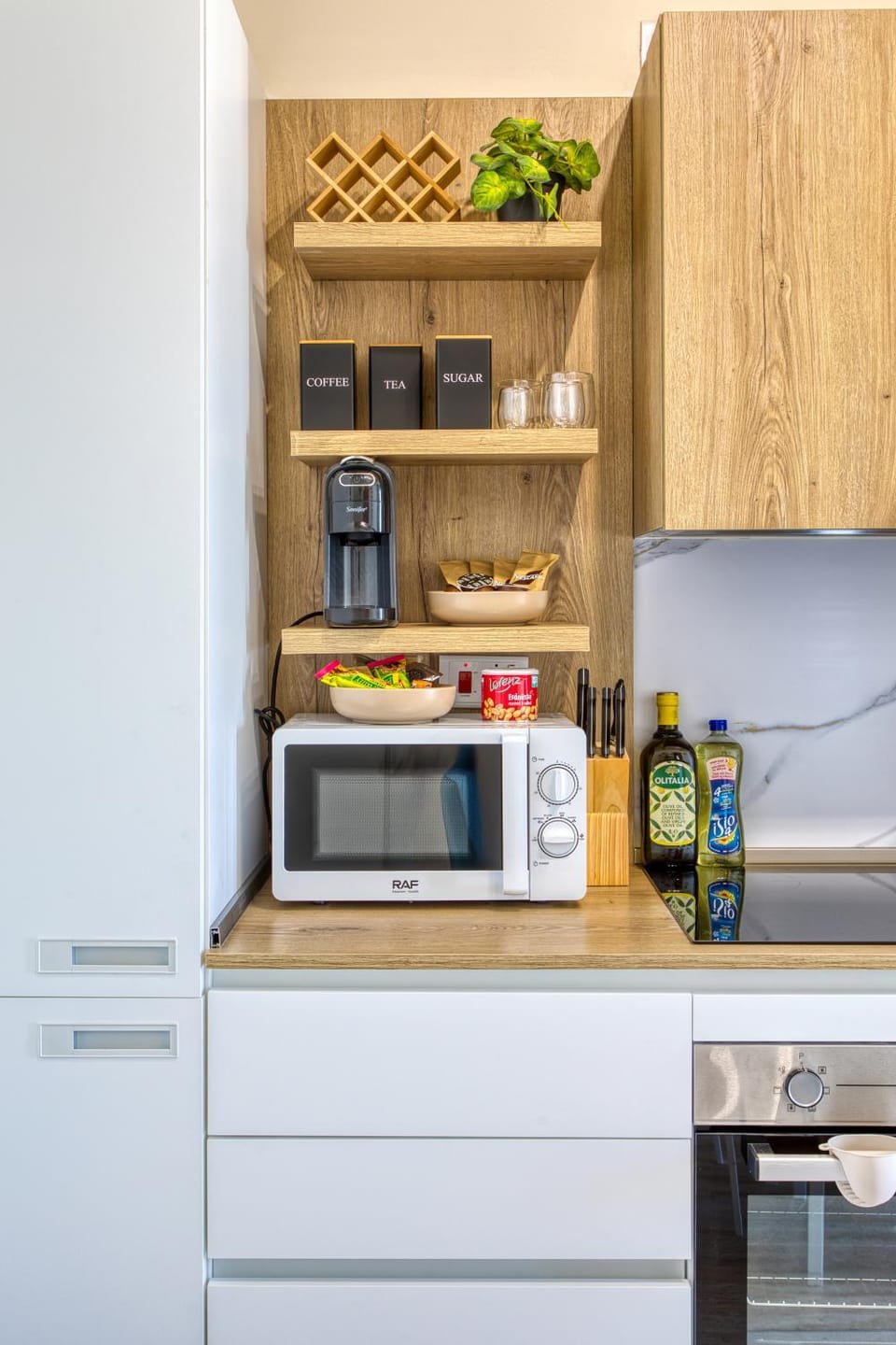 Kitchen or kitchenette, Food and drinks, oven, stove