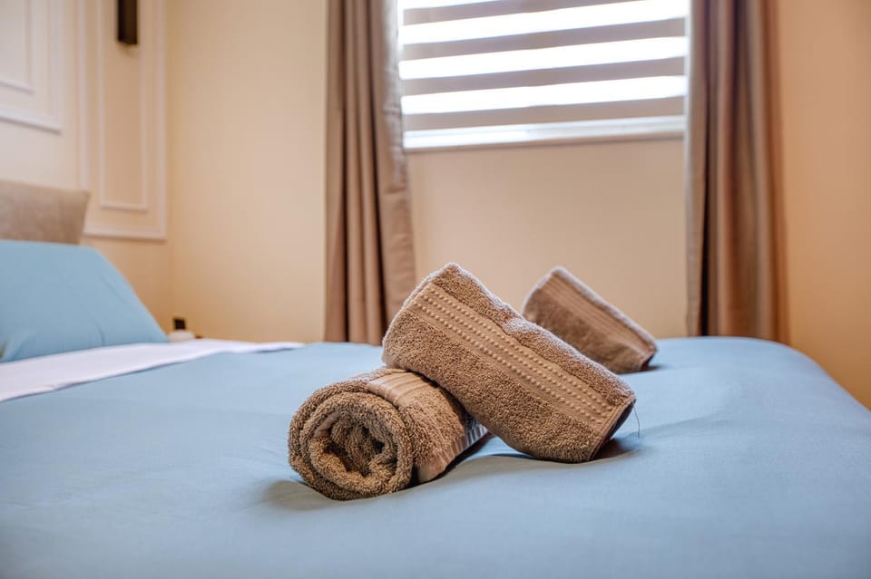 Bed, Bedroom, towels