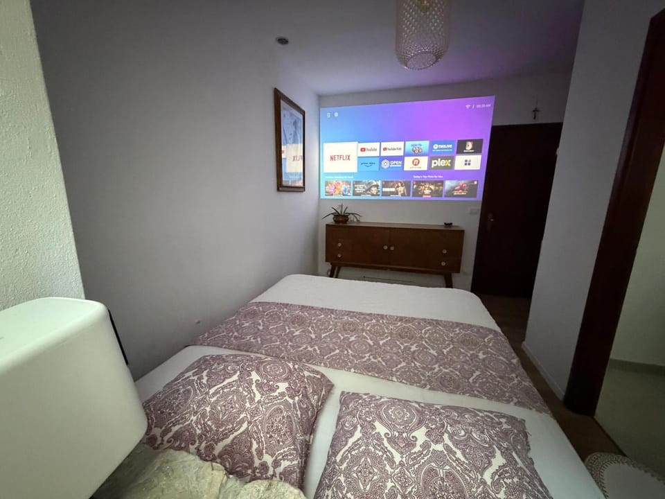 TV and multimedia, Photo of the whole room, Bedroom