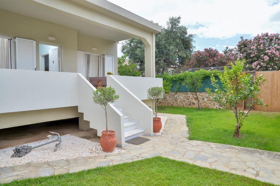 Property building, Facade/entrance, Garden, Balcony/Terrace, Garden view