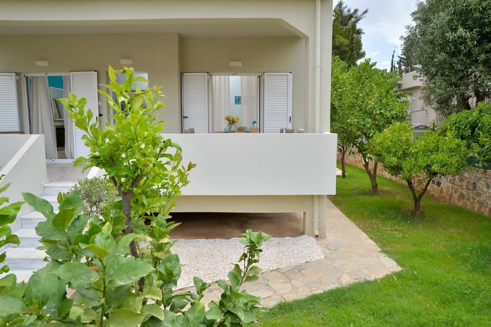 Property building, Facade/entrance, Garden, Garden, Balcony/Terrace, Balcony/Terrace, Garden view, Garden view