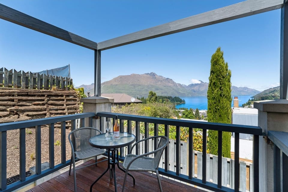 Charming Lakeview Home in Queenstown Central House in Queenstown