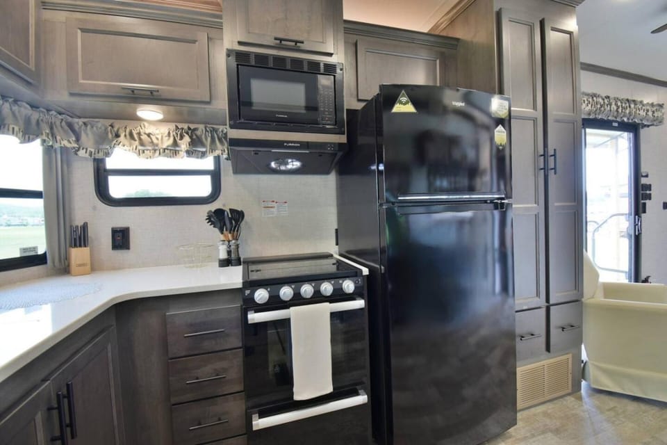 Lakeside Fire Pit • Grill • Games • Picnic Space Apartment in Tennessee