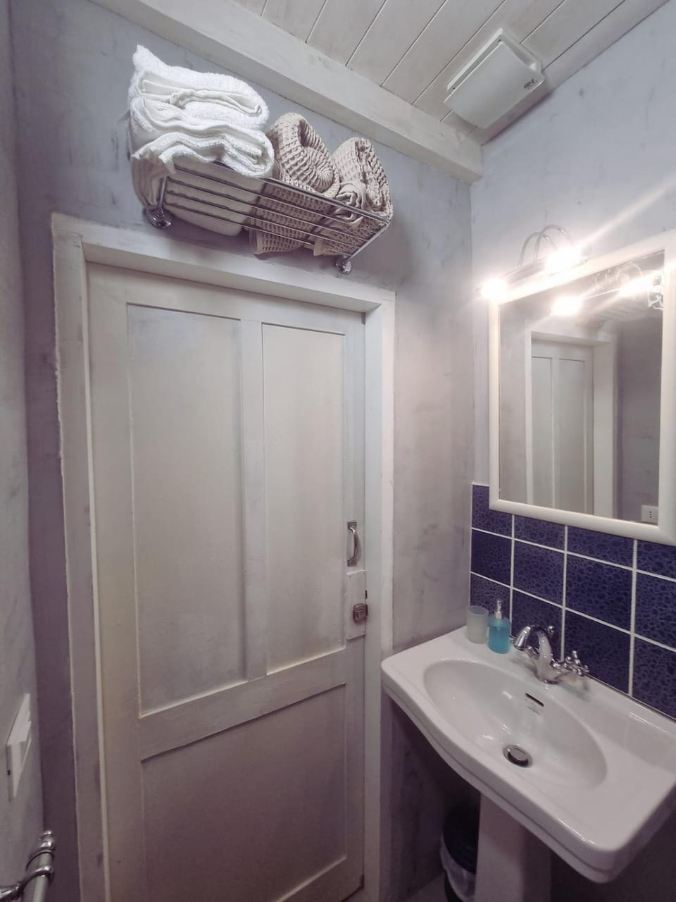 Bathroom, towels