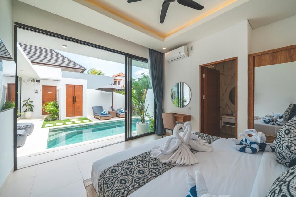 Toilet, Property building, Bed, Bedroom, Pool view, Swimming pool