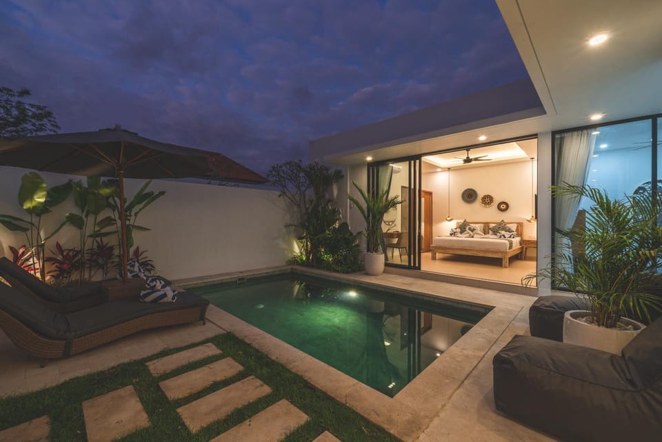 Property building, Bed, Bedroom, Swimming pool