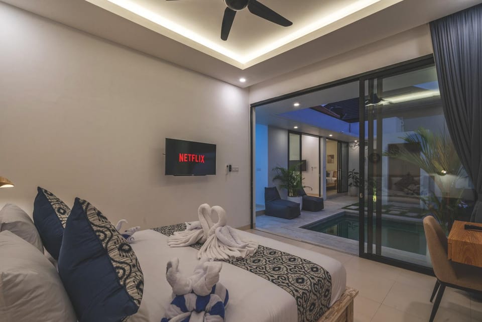 Bed, TV and multimedia, Bedroom, Pool view, Swimming pool, Swimming pool