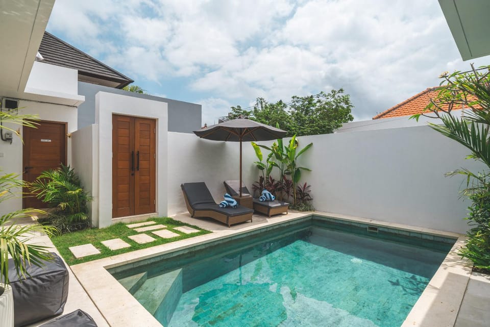 Property building, Patio, Day, Natural landscape, Garden, Garden view, Pool view, Swimming pool, sunbed