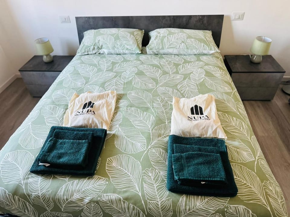 Bed, Photo of the whole room, Bedroom, towels