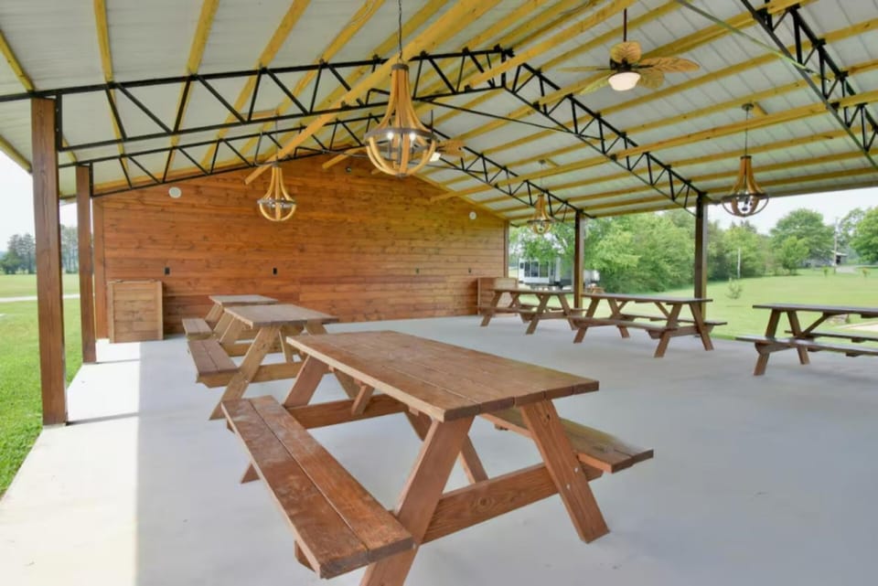 Mins from the Lake! Camper King Bed • Firepit Apartment in Tennessee