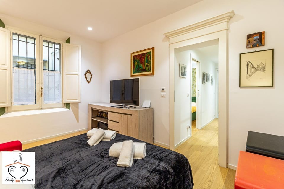 Bed, TV and multimedia, Living room