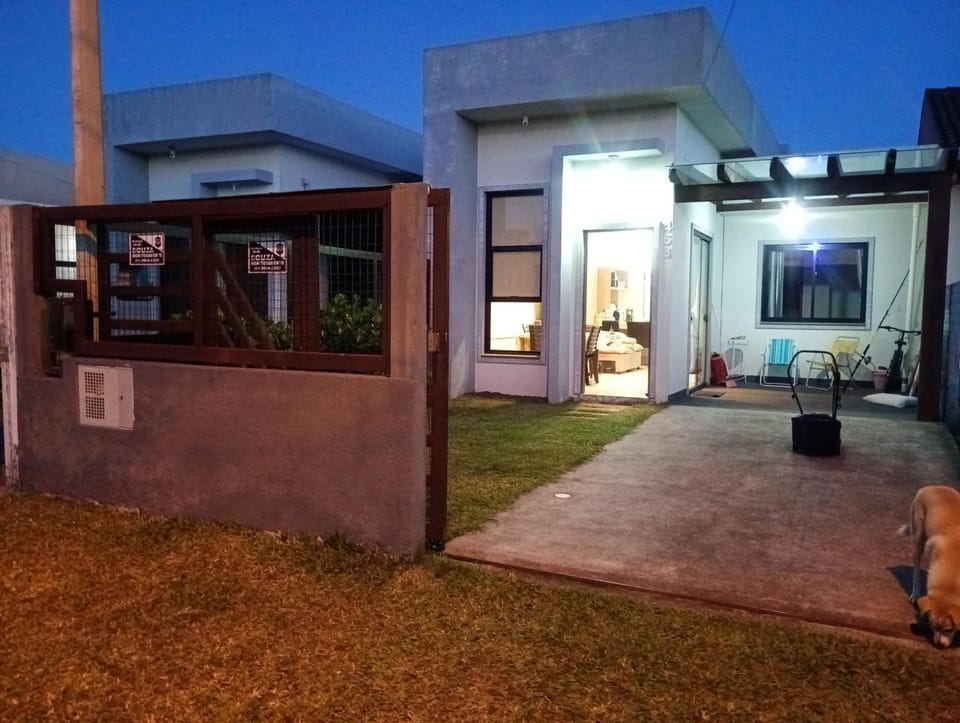 Ótima casa Jardim do Éden - Tramandaí, poucos passos do mar! House in Tramandaí